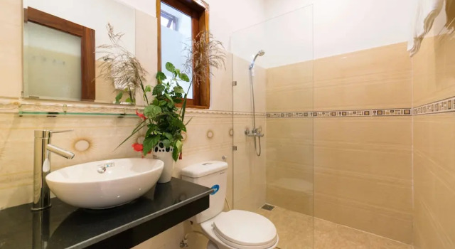 Семейный номер Standard с 2 комнатами с балконом и с видом на бассейн Lakeview Villa Homestay