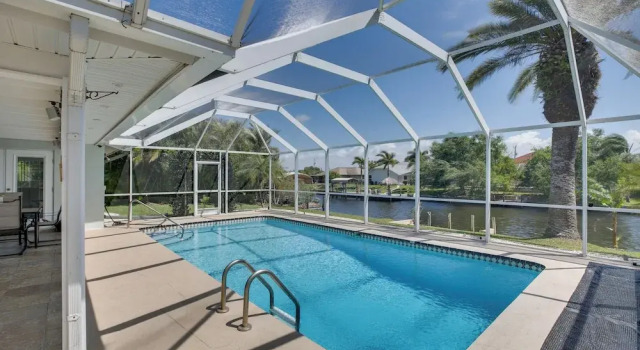 Коттедж 5 Mi to Beach: Canalfront Home in Cape Coral!
