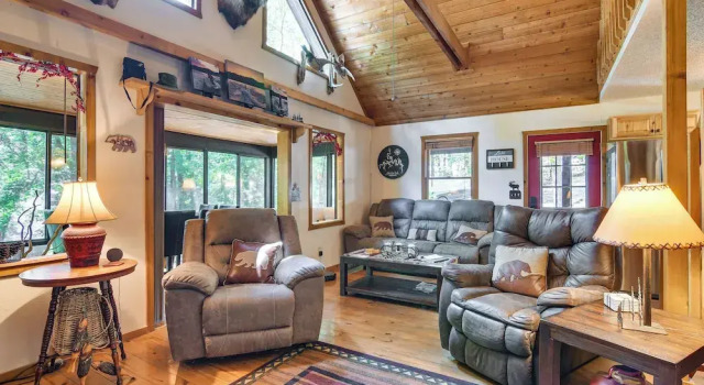 3 Mi to Table Rock Lake: Cabin w/ Fire Pit!, Забронировать Дом для отпуска Виллы Table Rock Lake, Вилла