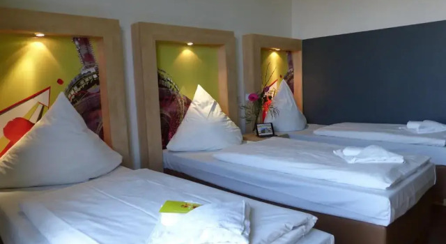 Трёхместный номер Comfort H+ Hotel 4Youth