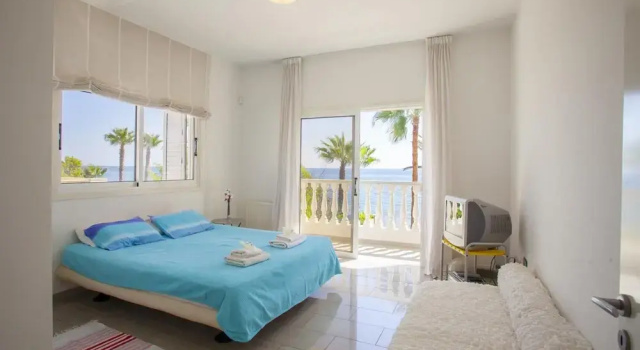 Villa Sunset Beachfront Villa Meneou