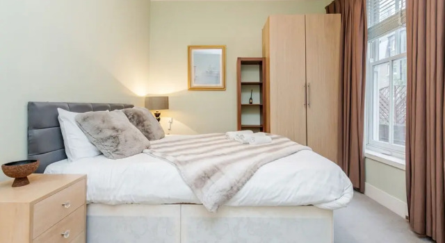 Stylish 3 Bed 3 bath in Kens High St