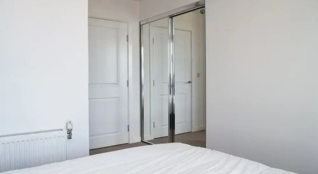 2 Bedroom Riverside Flat in Greenwich With Large Balcony