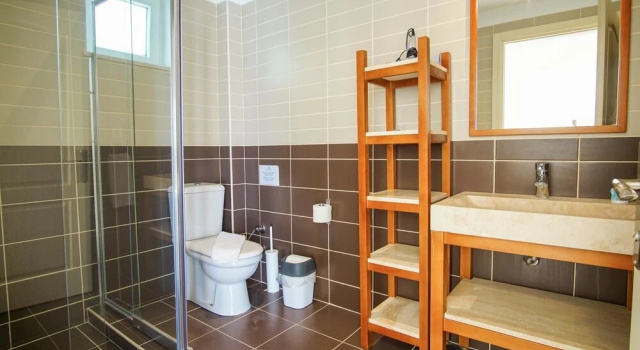Вилла с 5 комнатами Larmos Villa