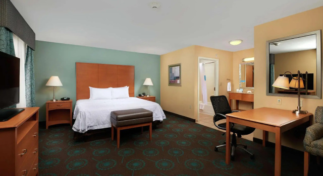 Двухместный люкс Hampton Inn & Suites Canton