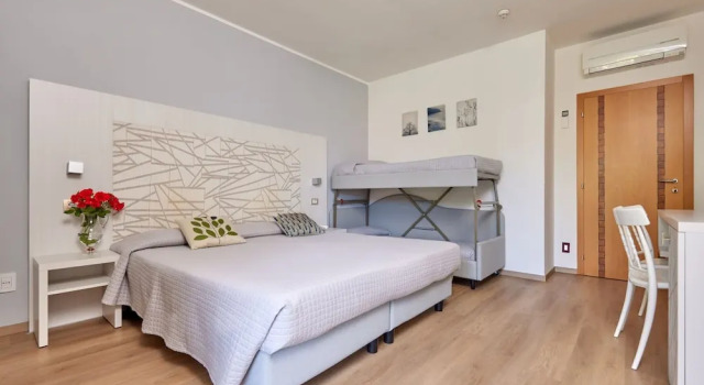 Четырёхместный номер Standard с балконом Eco Hotel Ariston