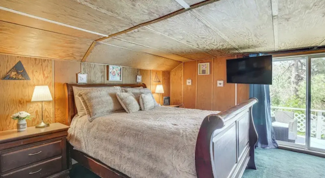 Cozy Crestline Cabin w/ Mountain-view Balcony!, Забронировать Отель Крестлайн 