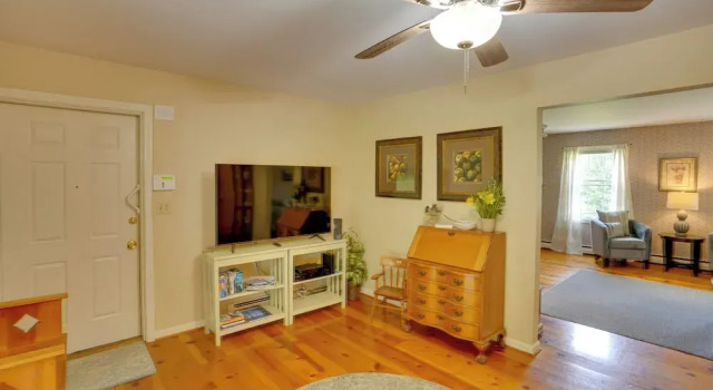 Pittsfield Home w/ Deck - 12 Mi to Jiminy Peak!, Varaa Hotelli Pittsfield Jiminy Peak