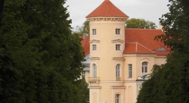 SchlossparkFerienwohnungen Rheinsberg mit Garten, Забронировать Отель Райнсберг Rheinsberg Lake Region