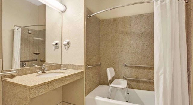 Двухместный номер Deluxe Mobility Accessible Super 8 by Wyndham IAH West/Greenspoint
