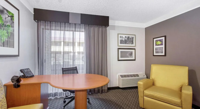 Четырёхместный номер Standard с видом на бассейн La Quinta Inn by Wyndham Tucson East