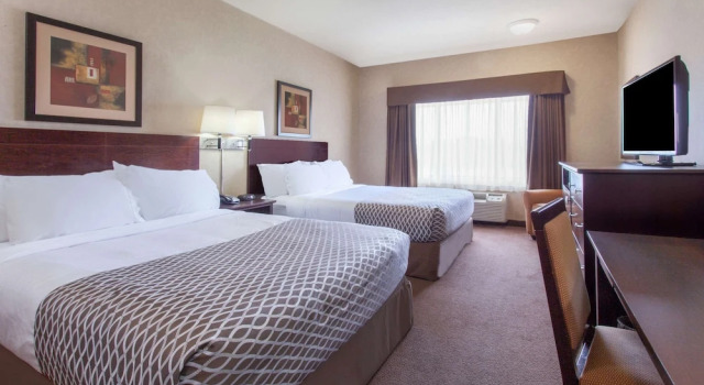 Четырёхместный номер Deluxe Ramada by Wyndham Camrose