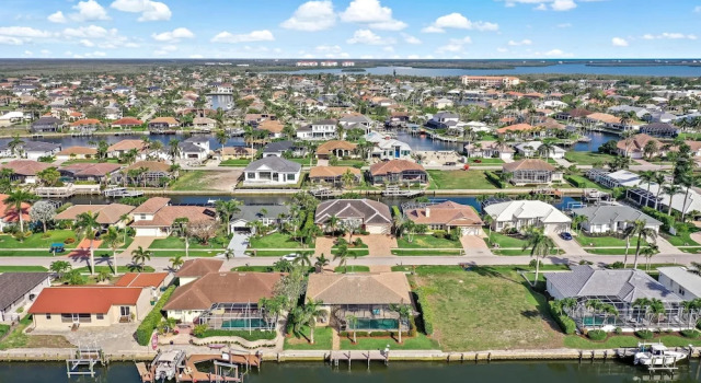 Коттедж с видом на воду Waterfront home with pool and western exposure