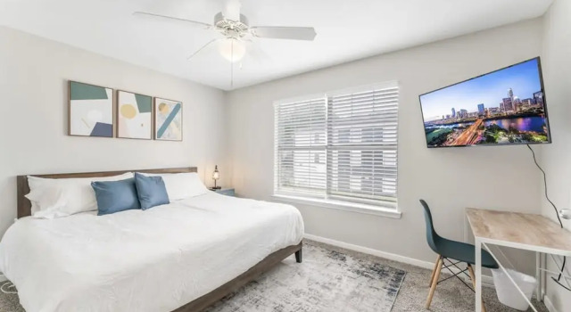 Ideal 2BR King Suite w Gym Pool Close to Downtown, Забронировать Отель Остин Greater Austin, рядом с Pleasant Valley Park