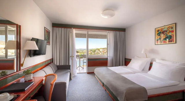Трёхместный номер Premium с балконом и с видом на море Maistra Select Pineta Hotel