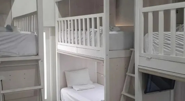 Кровать в общем номере Sky Hotel Jogja