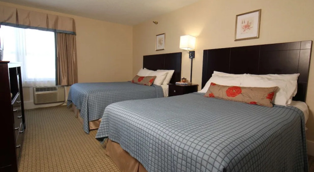 Четырёхместный номер Standard с частичным видом Harrison Hall Hotel
