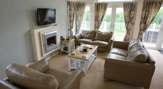Beautiful 2-bed Lodge With hot tub and Saunain Ely, Book Feriehus Villaer i Ely, Villa