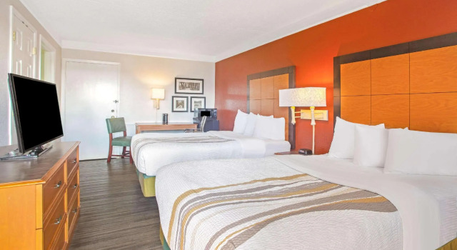 Четырёхместный номер Standard La Quinta Inn by Wyndham Victoria