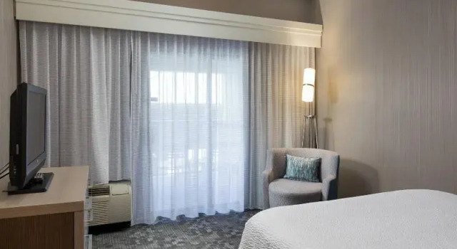Двухместный люкс c 1 комнатой Courtyard Kansas City East/Blue Springs
