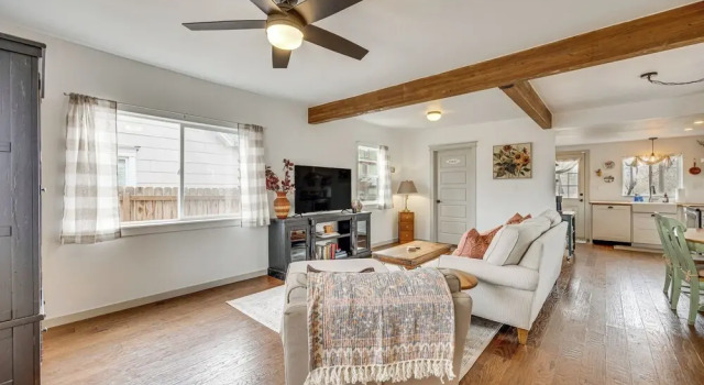 Colorado Springs Home: Balcony w/ Mountain Views!, Забронировать Дом для отпуска Колорадо-Спрингс Колорадо, рядом с Колорадский колледж