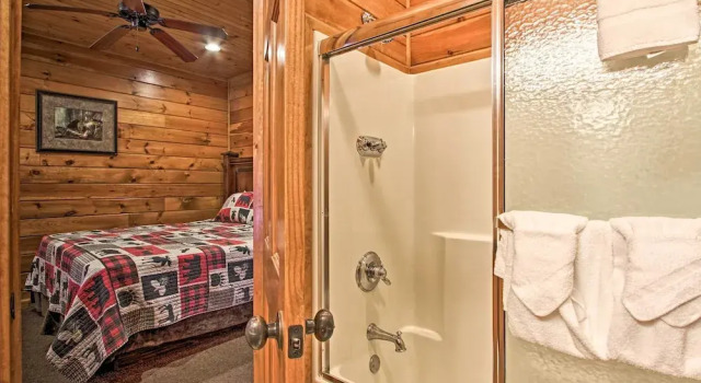 Cabin w/ Pool Access ~ 3 Mi to Downtown Gatlinburg