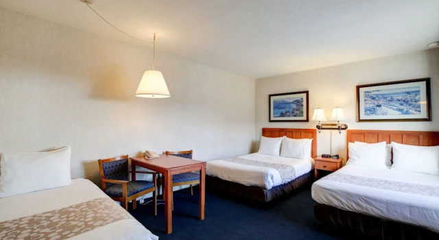 Трёхместный семейный номер Standard Newport Channel Inn