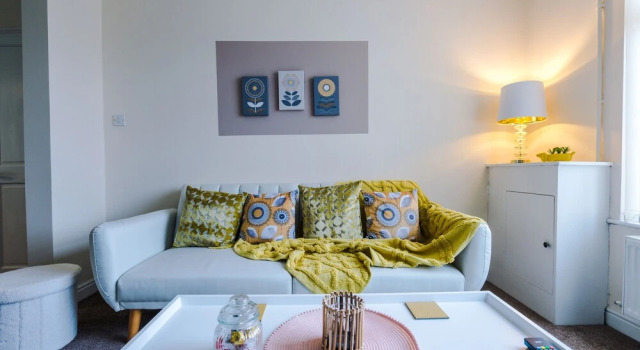 Convenient 2 Bedroom Home With Parking, Prenota Hotel Chester Cheshire