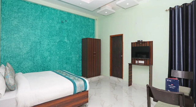 OYO 9967 Hotel Surya, Забронировать Отель Отели Гомти Нагара с завтраком, Завтраки