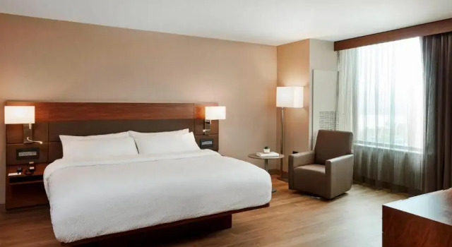 Двухместный номер Standard с балконом и с видом на реку AC Hotel by Marriott Cincinnati at The Banks