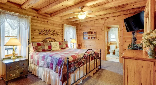 Коттедж Pet-friendly Cabin w/ Loft: 5 Mi to Lake Lure!
