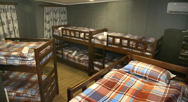 Кровать в общем номере Pyramid Inn