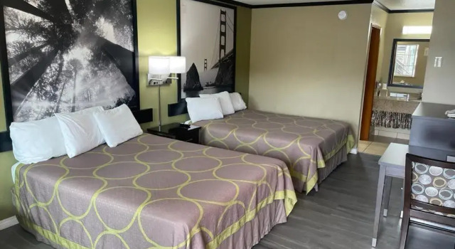 Четырёхместный номер Standard Super 8 by Wyndham Crescent City