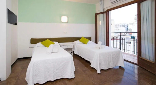 Двухместный номер Standard с балконом Hostal Alicante