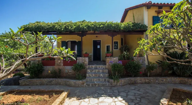 Gorgeous Stone Cottage by the sea, Забронировать Дом для отпуска Коттеджи Ставрос, Коттедж