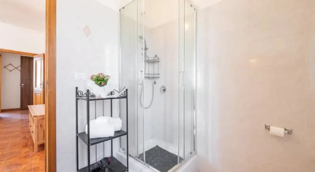 Апартаменты с 3 комнатами с балконом Large Seaside Apartment With Patio