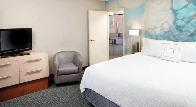 Suite 1 Schlafzimmer mit Balkon Courtyard by Marriott Lansing