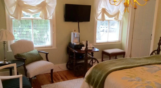 Scarlet Tunic Bed and Breakfast, Varaa Hotelli Niagara Wine Region Ontario