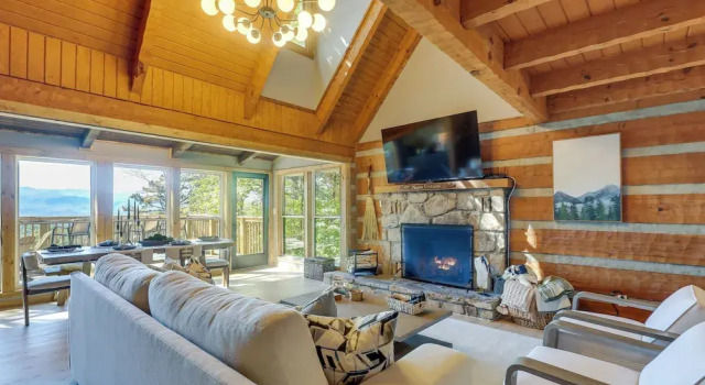 3 Mi to Dtwn: Mtn-view Cabin in Gatlinburg!