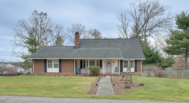 Large Home w/ Deck & Grill ~ 9 Mi to Virginia Tech, Varaa Hotelli Hotellit Minnesota pysäköinnillä, Pysäköinti