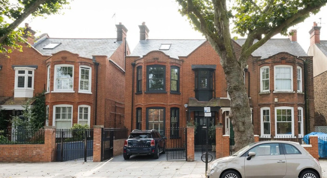 Beautiful 2BR Home With Conservatory and Garden