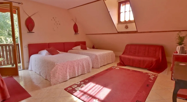 Трёхместный номер Comfort с балконом Le Pas de LAne Chambres dhôtes