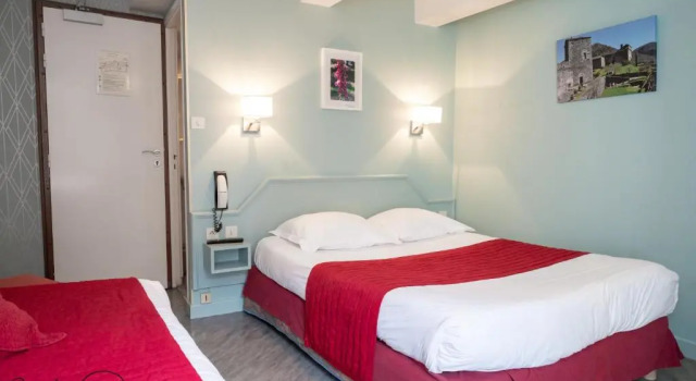 Трёхместный номер Standard Hôtel Restaurant Le Relays du Chasteau - Logis Hôtel