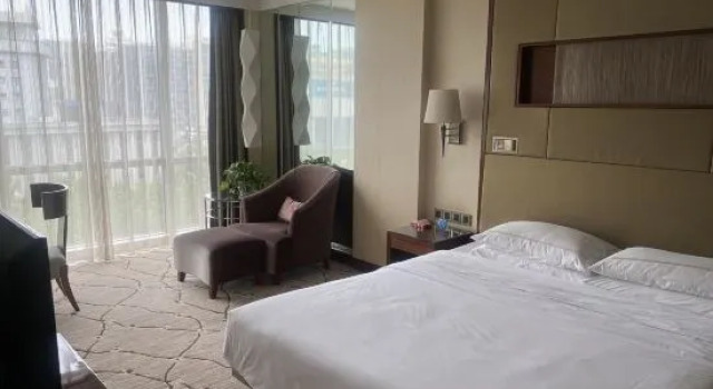 Люкс с красивым видом из окна Silver Plaza Quancheng Hotel