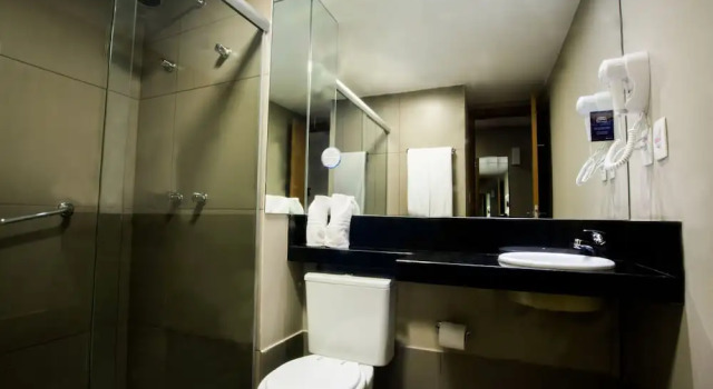 Трёхместный люкс BH Raja Hotel
