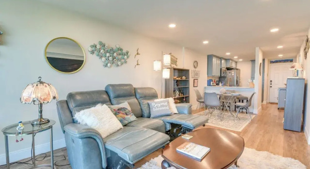 Апартаменты Galveston Beachfront Condo: Balcony & Pool Access!