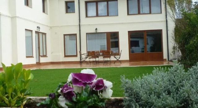 Burgos 102022 5 Bedroom Holiday home By Mo Rentals, Забронировать Отель Отели Бургос 3 звезды, рядом с Аббатство Сан-Лесмес, 3*