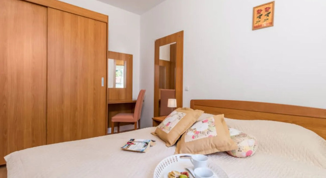 Apartment Pavica 5 Spiez, Varaa Huoneisto Hotellit Kvarner Islands uima-altaalla, Uima-allas