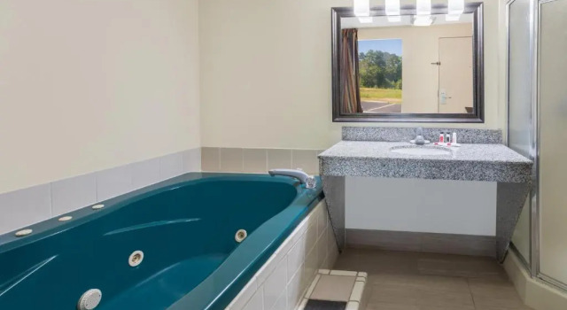 Люкс Deluxe Days Inn by Wyndham Newberry South Carolina