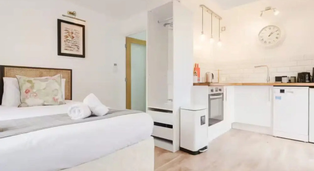 Cosy Studio Annexe Central Cheltenham, Забронировать Дом для отпуска Виллы Челтнем, рядом с Jonny-Rocks Stadium, Вилла